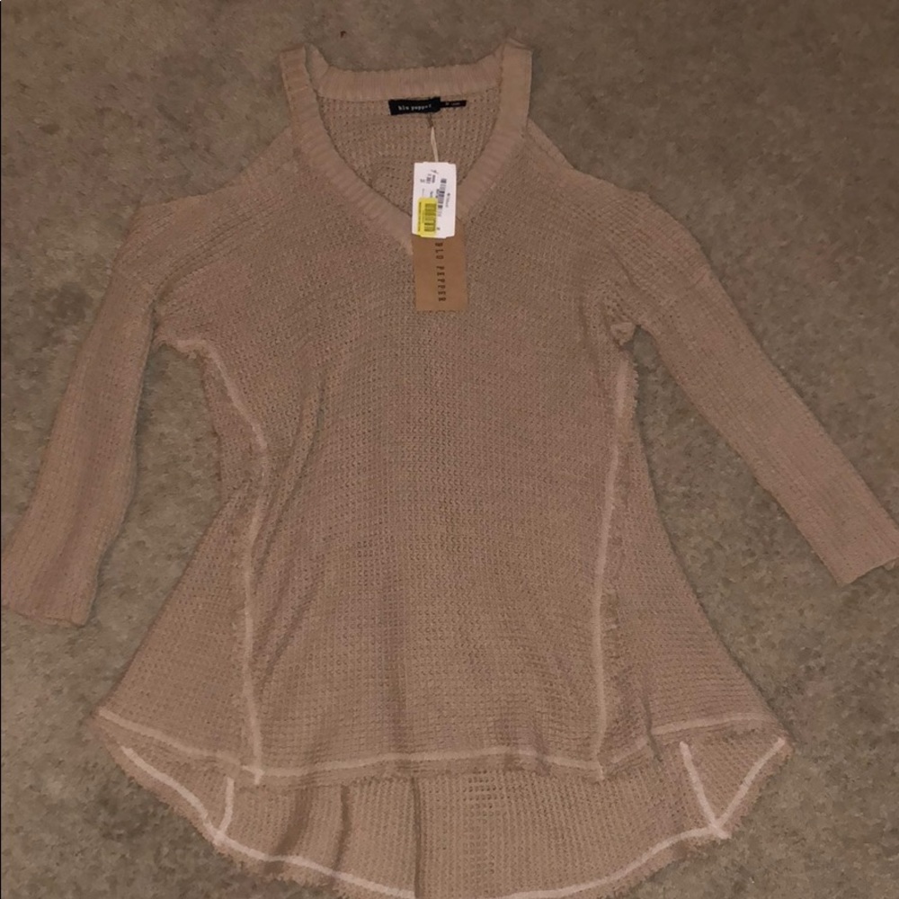 NWT! Women’s cold shoulder top